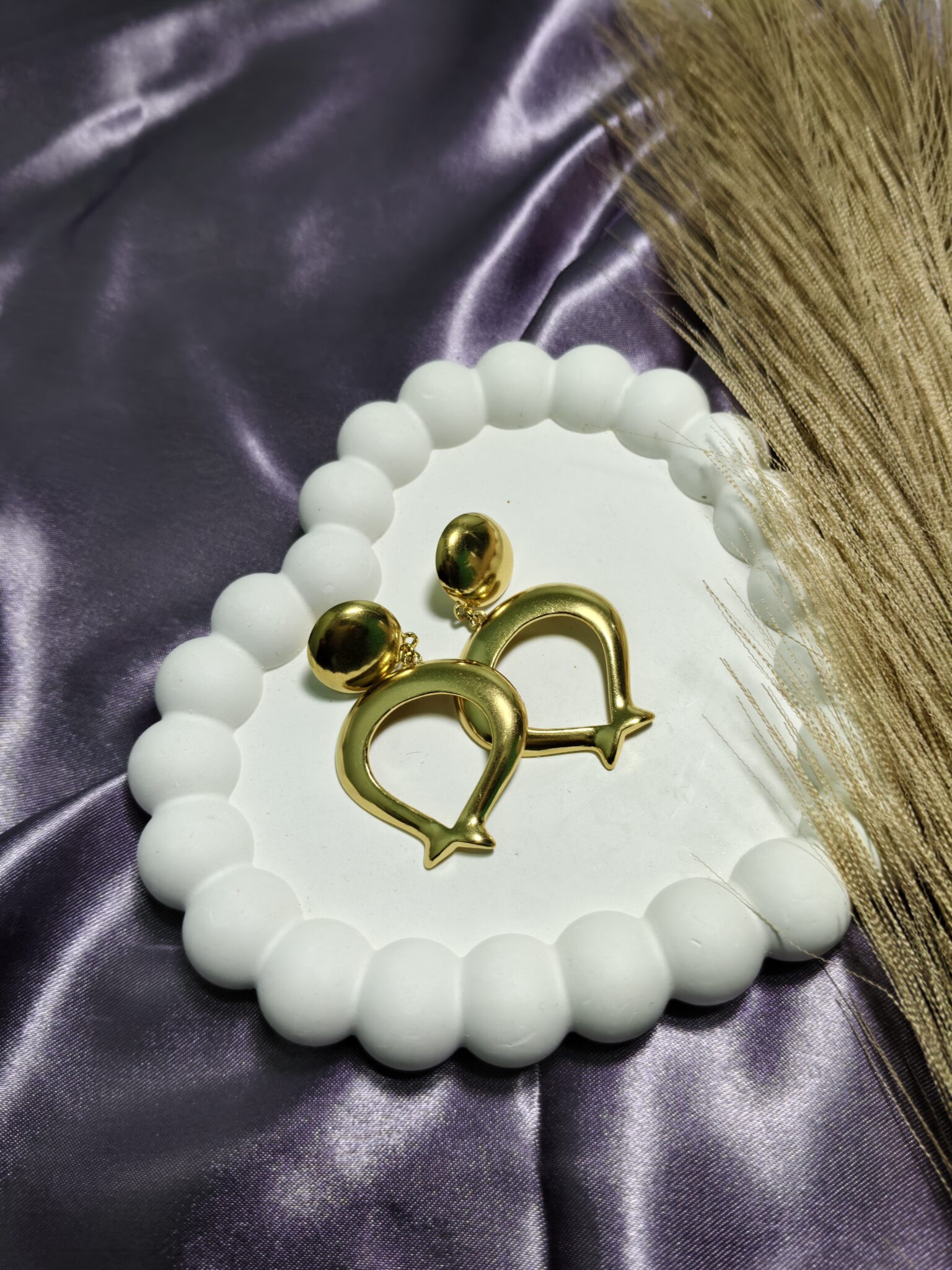 bold-lucky-horseshoe-dangle-earrings-anti-tarnish-gold