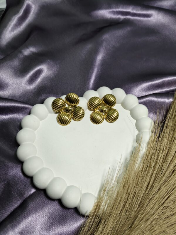 Vintage-Inspired Ribbed Flower Studs – Anti-Tarnish Gold