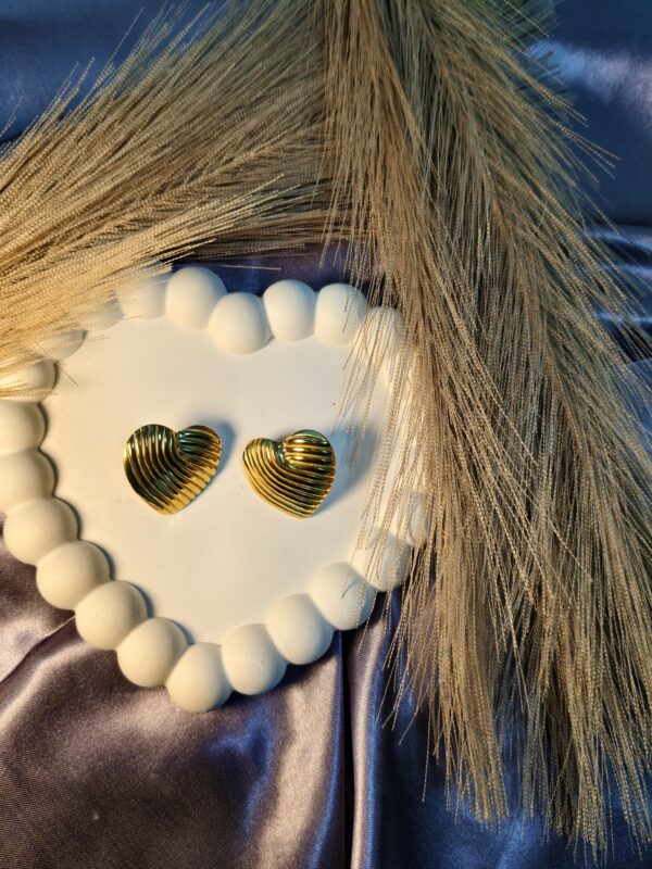 Sculptural Ribbed Heart Studs – Anti-Tarnish Gold