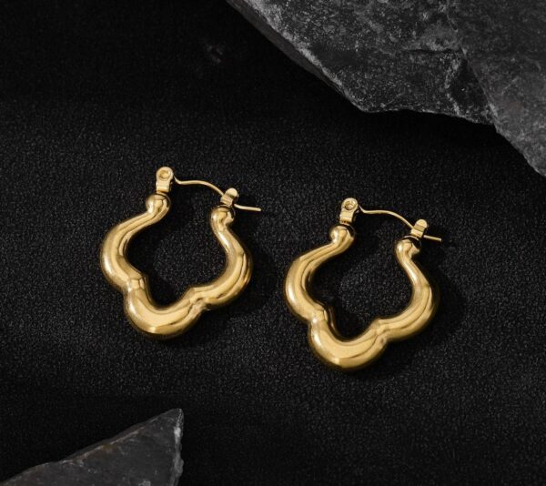 Sculptural Wavy Clover Hoop Earrings – Anti-Tarnish Gold