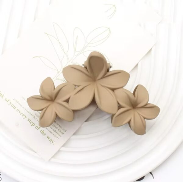 Matte Nude Plumeria Cluster – Effortless Summer Chic