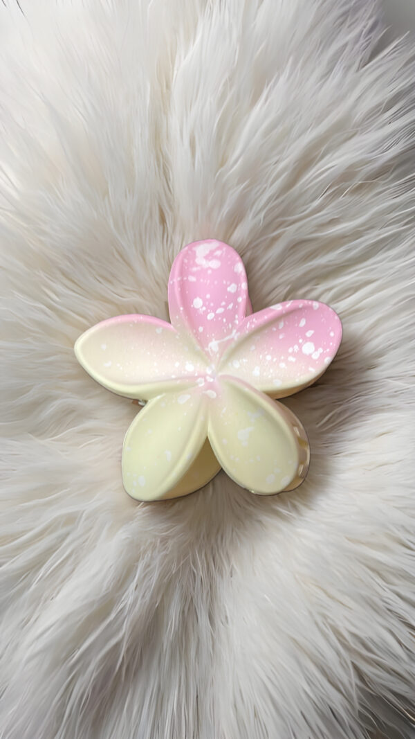 Sunrise Ombre Speckle Claw – Gentle Floral Statement