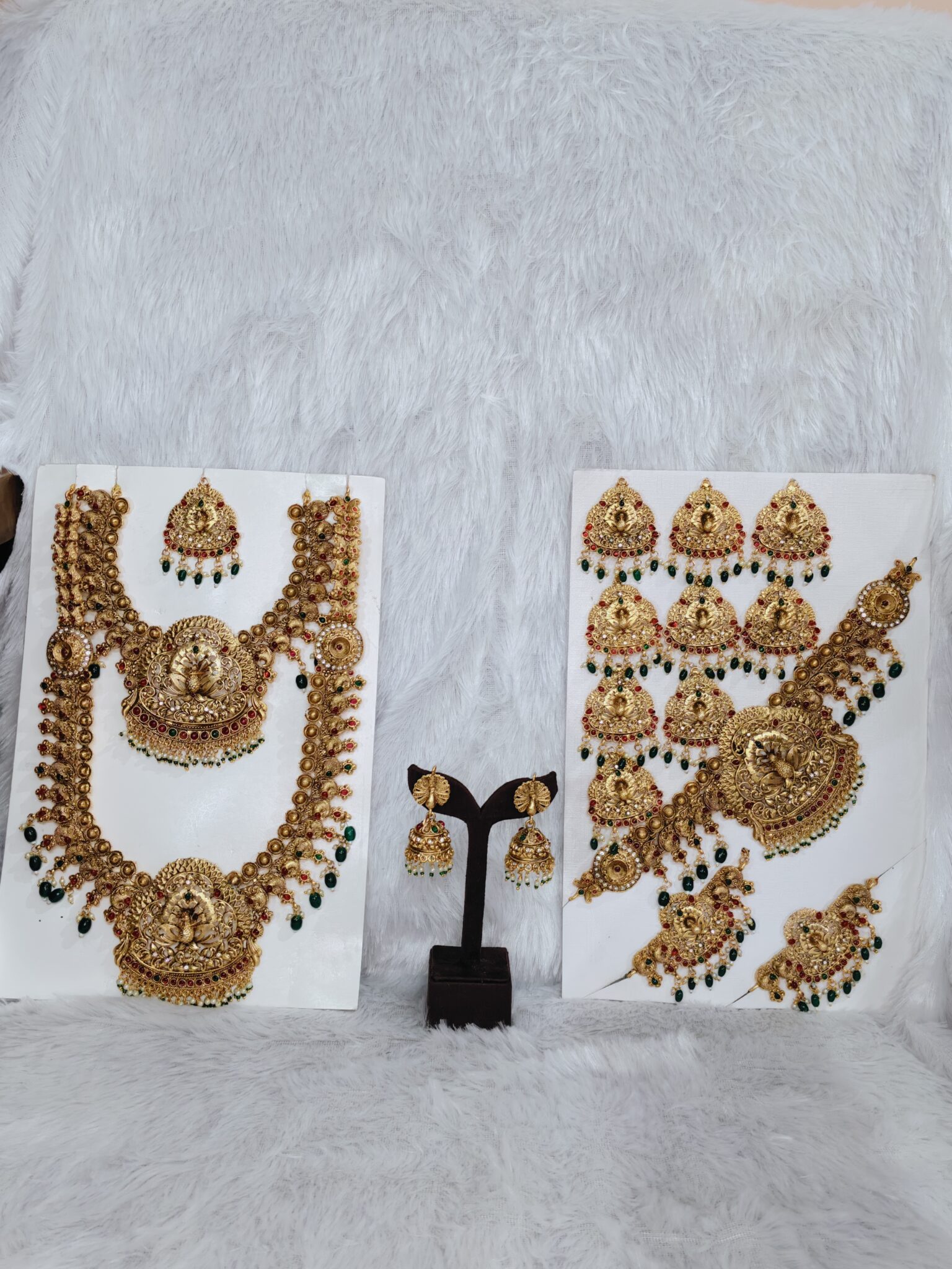 antique-lakshmi-temple-bridal-set-with-ruby-emerald-beads